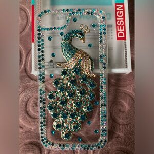 3D Glitter peacock design phone case. Compatible with iPhone SE 2020